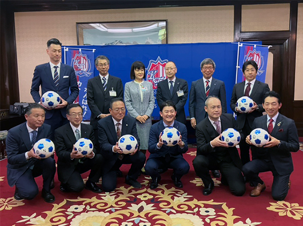 Donation of soccer balls to elementary and junior high schools in Toyama Prefecture